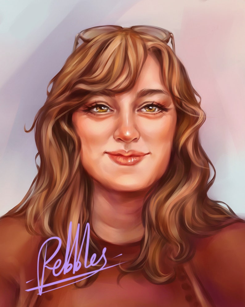 Puede incluir: Un retrato de una mujer con el pelo largo y ondulado de color marr&oacute;n. Lleva una camisa roja y tiene una sonrisa c&aacute;lida y amigable. La imagen est&aacute; firmada con "Pebbles" en morado.