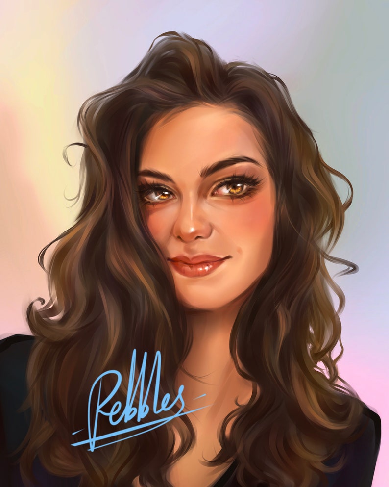 Puede incluir: Una pintura digital de una mujer con el pelo largo, casta&ntilde;o y ondulado. Ella est&aacute; mirando al espectador con una leve sonrisa. El fondo es un degradado suave y pastel.
