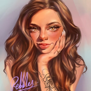 Puede incluir: Una mujer con el pelo largo y casta&ntilde;o y pecas mira a la c&aacute;mara. Lleva un anillo en el dedo y tiene un tatuaje de una rosa en el brazo. El tatuaje es en blanco y negro y tiene una l&iacute;nea punteada alrededor. El fondo es de un color pastel suave.