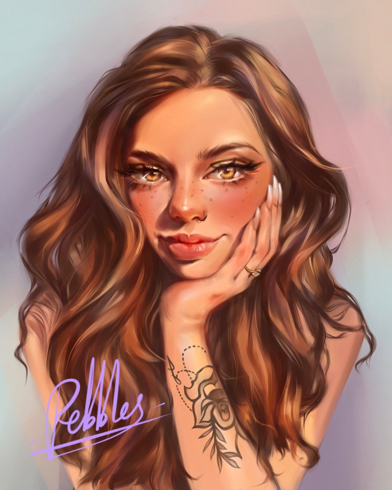 Puede incluir: Una mujer con el pelo largo y casta&ntilde;o y pecas mira a la c&aacute;mara. Lleva un anillo en el dedo y tiene un tatuaje de una rosa en el brazo. El tatuaje es en blanco y negro y tiene una l&iacute;nea punteada alrededor. El fondo es de un color pastel suave.