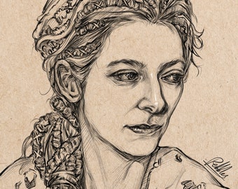 Puede incluir: Un dibujo a lápiz en blanco y negro de una mujer con el pelo largo trenzado. Lleva una camisa de color claro con un estampado floral. El dibujo está sobre un fondo de papel marrón.