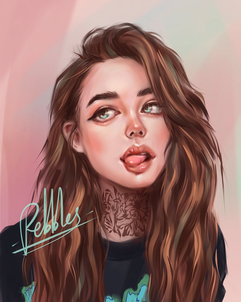 Puede incluir: Una pintura digital de una mujer con cabello largo y casta&ntilde;o, que lleva una camiseta negra con un tatuaje floral en el cuello. La mujer est&aacute; mirando hacia arriba y sacando la lengua.