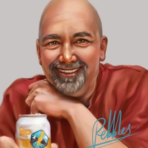 Puede incluir: Un hombre con la cabeza rapada y una barba de chivo sonr&iacute;e mientras sostiene una lata de cerveza. La lata tiene un logotipo azul y blanco con un rayo. El hombre lleva una camisa roja y tiene una firma que dice "Rebbles" en su brazo.