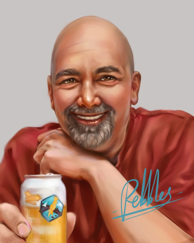 Puede incluir: Un hombre con la cabeza rapada y una barba de chivo sonr&iacute;e mientras sostiene una lata de cerveza. La lata tiene un logotipo azul y blanco con un rayo. El hombre lleva una camisa roja y tiene una firma que dice "Rebbles" en su brazo.