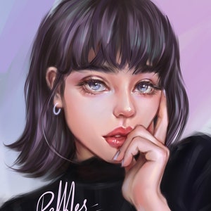 Puede incluir: Una pintura digital de una mujer con el pelo corto y oscuro y ojos azules. Lleva un jersey negro de cuello alto y tiene una mano apoyada en la barbilla. La firma del artista, "Pebbles", es visible en la esquina inferior izquierda.