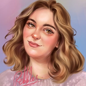 Puede incluir: Un retrato de una mujer con el pelo largo, ondulado y casta&ntilde;o claro. Lleva un jersey de color lila claro y tiene una suave sonrisa en la cara. El fondo es un degradado suave y borroso de rosa y azul.