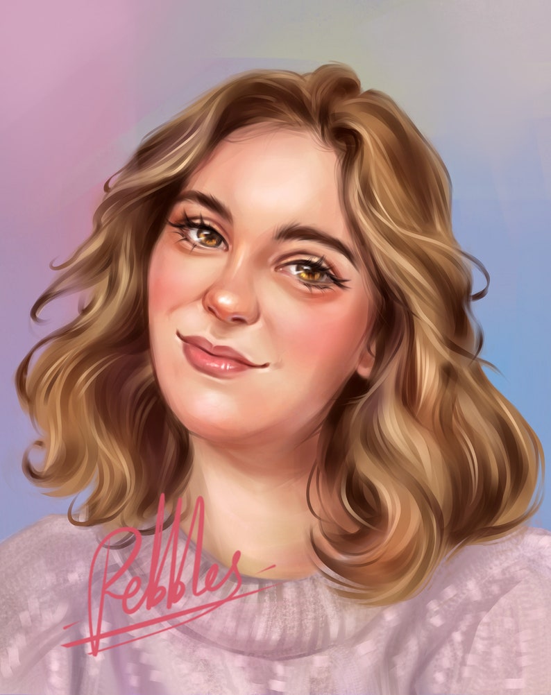 Puede incluir: Un retrato de una mujer con el pelo largo, ondulado y casta&ntilde;o claro. Lleva un jersey de color lila claro y tiene una suave sonrisa en la cara. El fondo es un degradado suave y borroso de rosa y azul.