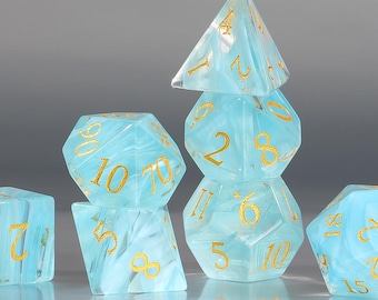 Dadi in vetro blu con vortici e nebulose / Set di dadi in vetro con rune incise per D&D / Dadi poliedrici con nodi celtici / Set di dadi RPG con nebbia multicolore e bordi affilati