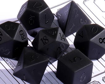 Set di dadi in ossidiana naturale in rilievo / Set di dadi in pietra nera, regalo per GM / Dungeons and Dragons, gioco di ruolo da tavolo, MTG, set di dadi poliedrici D20