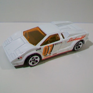 Hot wheels 1997 lamborghini countach hotsell