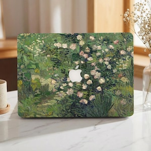 Könnte beinhalten: Laptop-Hülle mit einem Blumengemälde mit weißen und rosa Blüten, grünem Laub und einem weißen Apple-Logo. Das Kunstwerk hat einen strukturierten, impressionistischen Stil mit sichtbaren Pinselstrichen und einer lebendigen Farbpalette.