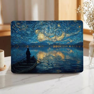 Peut inclure: Coque d'ordinateur portable avec une peinture d'une nuit étoilée au-dessus d'un lac, avec une personne dans une barque. L'œuvre d'art utilise des nuances de bleu, d'or et de noir, avec un effet de coups de pinceau texturés. La coque est rectangulaire.