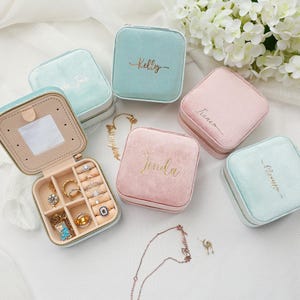 Boîte à bijoux de voyage personnalisée avec nom, organisateur de bijoux personnalisé en velours, cadeau de demoiselle d'honneur, cadeaux d'anniversaire pour elle