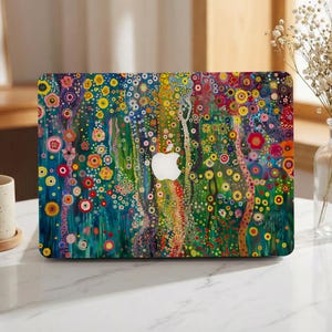 Op de afbeelding: Een laptophoes met een levendig, veelkleurig bloemenpatroon met talloze kleine, ronde bloesems in tinten rood, geel, blauw en groen. Het ontwerp bevat een centrale uitsparing voor het witte Apple-logo tegen een dichte, schilderachtige achtergrond.