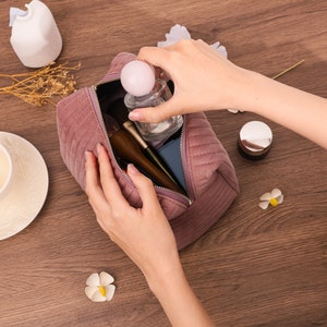 Borsa per trucchi personalizzata, Borsa per cosmetici per donne, Borsa da toilette da viaggio, Bomboniere nuziali, Proposta di damigella d'onore personalizzata, Regalo di compleanno, Regalo per lei immagine 6