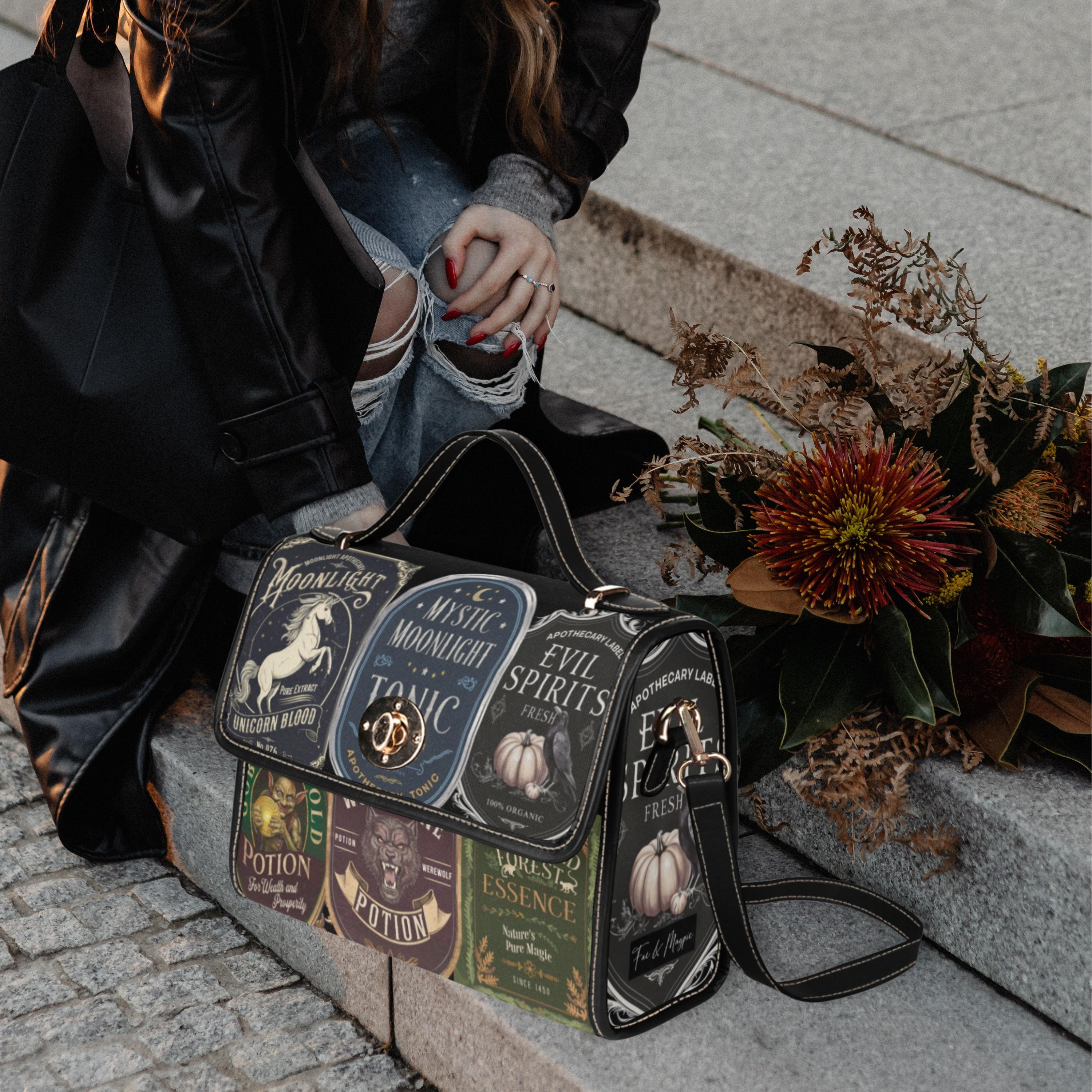 Sac fourre-tout for Sale avec l'œuvre « Herbe sorcière // Noir | Nikury » de l'artiste nikury