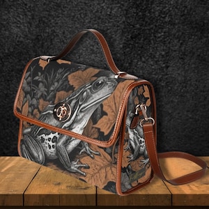 Wald Frosch schwarz Canvas Umhängetasche, Cottagecore Frosch Handtasche, Hippies Boho Geschenk, vegan Leder Gurt Tasche, Frosch Linolschnitt Tasche, Waldfrauen