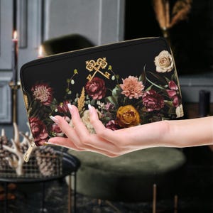 Monedero con diseño floral y claves barrocas, cartera de mano victoriana, cartera gótica de vampiro, cartera con cremallera dorada, dark academia, cartera floral negra y dorada
