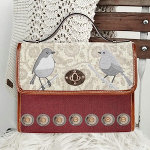 Bolso tipo cartera con pájaros y botones