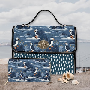 Sac à main Puffins Blue Coastal Satchel, sac Nautical Bird, sac à main macareux, sac à bandoulière en cuir végétalien noir, cadeau bord de mer, sac à main imprimé macareux