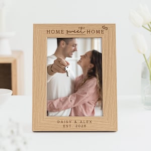 Regalo de inauguración de la casa / Marco de fotos de madera con nombre personalizado para el primer hogar / Marco de fotos de madera con la frase "Hogar, dulce hogar" grabada imagen 1