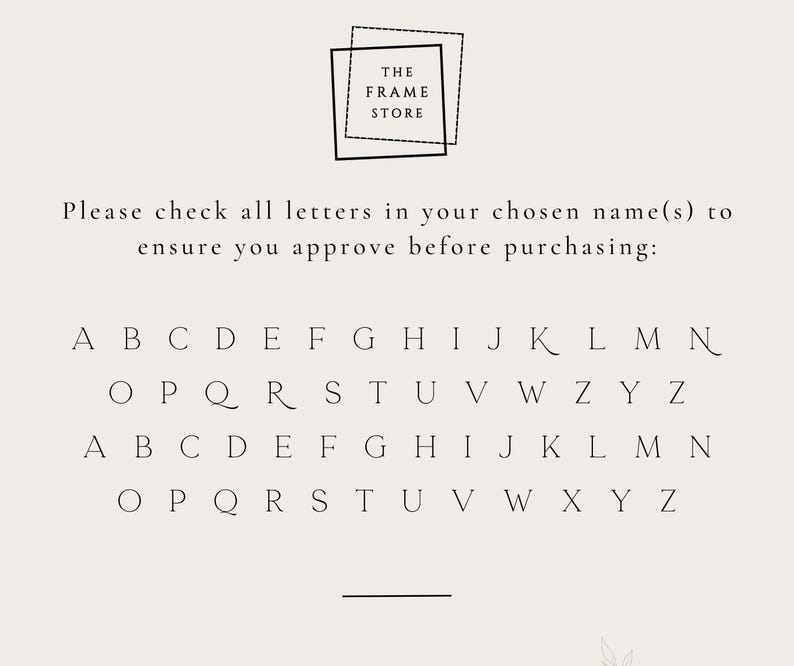 Peut inclure: Un graphique cr&egrave;me avec le texte "THE FRAME STORE" en haut, suivi d'un message pour v&eacute;rifier les lettres avant l'achat. En dessous, des lettres de l'alphabet sur deux rang&eacute;es, avec une ligne en bas.