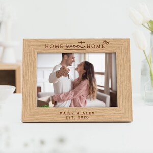 Regalo de inauguración de la casa / Marco de fotos de madera con nombre personalizado para el primer hogar / Marco de fotos de madera con la frase "Hogar, dulce hogar" grabada imagen 2