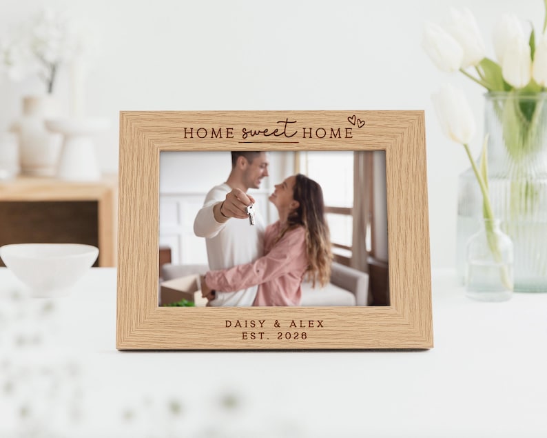 Regalo de inauguración de la casa / Marco de fotos de madera con nombre personalizado para el primer hogar / Marco de fotos de madera con la frase "Hogar, dulce hogar" grabada imagen 2
