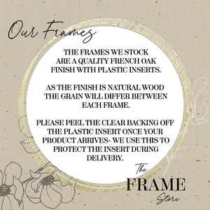 Pu&ograve; includere: Un cerchio bianco con testo nero su uno sfondo beige. Il testo recita "Our Frames" e include informazioni sui telai realizzati in rovere francese di qualit&agrave; con inserti in plastica. Il testo afferma anche che la venatura sar&agrave; diversa tra ogni telaio e che il retro trasparente deve essere rimosso dall'inserto in plastica una volta che il prodotto arriva. Il testo termina con "The Frame Store".