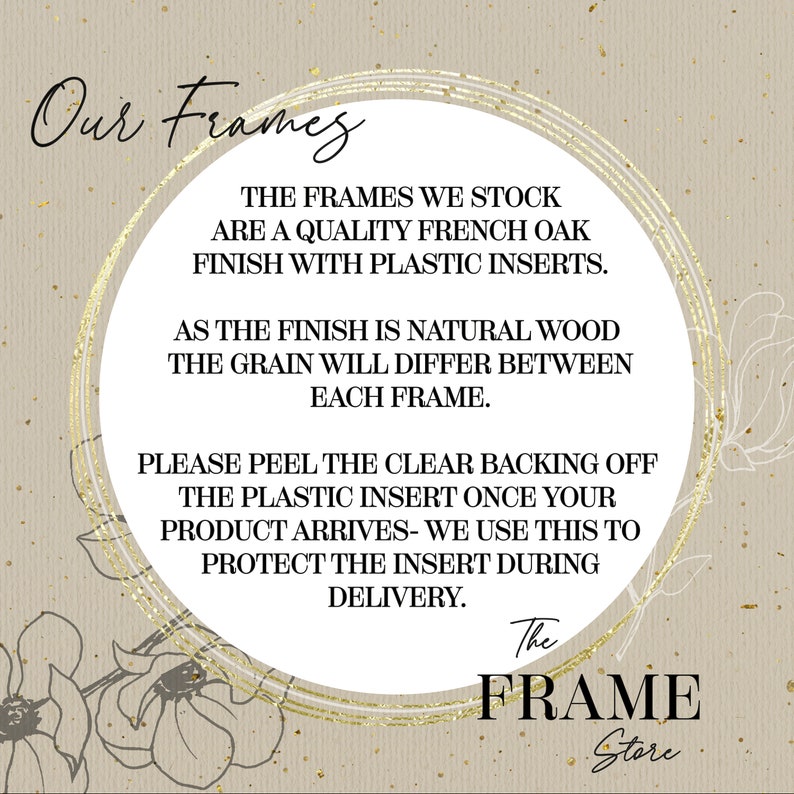 Pu&ograve; includere: Un cerchio bianco con testo nero su uno sfondo beige. Il testo recita "Our Frames" e include informazioni sui telai realizzati in rovere francese di qualit&agrave; con inserti in plastica. Il testo afferma anche che la venatura sar&agrave; diversa tra ogni telaio e che il retro trasparente deve essere rimosso dall'inserto in plastica una volta che il prodotto arriva. Il testo termina con "The Frame Store".