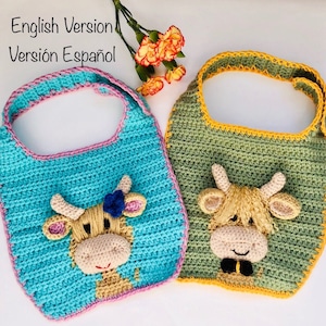 Op de afbeelding: Twee gehaakte baby-slabbetjes met koeiengezichten. Eén slabbetje is turquoise met een roze rand en een koe met een blauwe bloem. Het andere slabbetje is groen met een gele rand en een koe met een zwarte strik.  English Version Versión Español