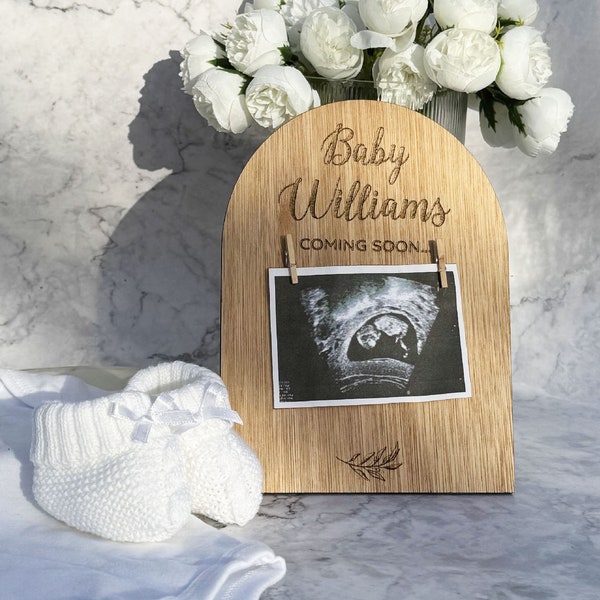 Personalisiertes Schwangerschaftsankündigungsschild | Fälligkeitsdatumstafel aus Holz mit graviertem Baby-Scan-Rahmen | Social-Media-Foto-Requisiten-Disc | Schwangerschaftsgeschenk