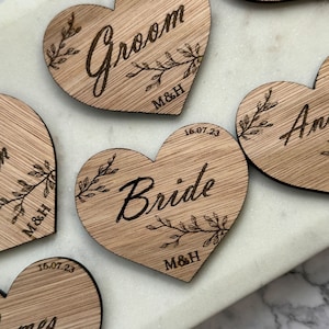 Hartvormig gegraveerd gepersonaliseerd decor plaatsnamen bruiloft, plaatsnamen bruiloft gast, luxe plaatskaarten | met datum en initialen