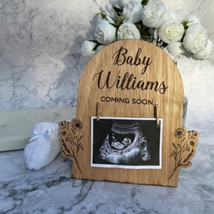 Personalised Pregnancy Announcement Sign | Wooden Due Date Plaque l Engraved Baby Scan Frame | Social Media Photo Prop Disc | Pregnancy Gift