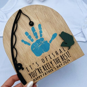 Placa de madera personalizada para el Día del Padre con huella de mano de niño y anzuelo de pesca en 3D