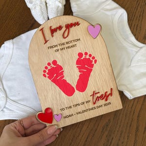 Personalisiertes Babys erstes Valentinstag Holzschild - "I Love You from the Bottom of My Heart to the Tips of My Toes" - Valentinstag 2025