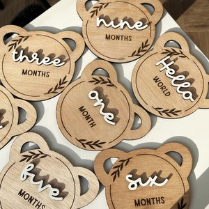 Jeu de disques Milestone pour bébé | Cartes jalons Hello World | Cadeau nouveau-né | Cadeau baby shower | Accessoires photo pour bébés sur les réseaux sociaux | Jalons mensuels