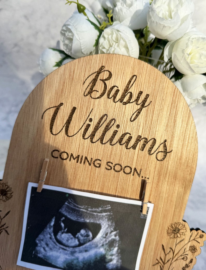 Personalised Pregnancy Announcement Sign Wooden Due Date Plaque l Engraved Baby Scan Frame Social Media Photo Prop Disc Pregnancy Gift image 2