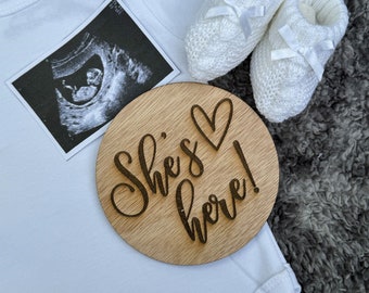 He's/She's Here Wooden Disc, Gender Reveal, Baby Arrival, Social Media Photo Prop, New Mum, Expecting Parent