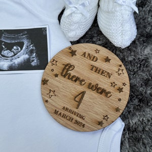 Faire-part de grossesse - Panneau en bois avec gravure personnalisée, alors il y en avait | Plaque indiquant la date d'échéance, Révélation sur les réseaux sociaux | Accessoire de photographie