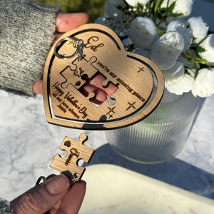 Sei il mio pezzo mancante! Set regalo personalizzato con biglietto di San Valentino e portachiavi / Regalo di San Valentino inciso in legno