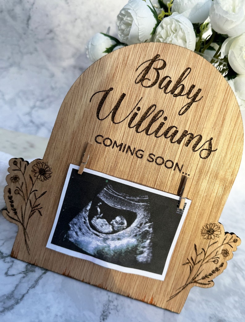 Personalised Pregnancy Announcement Sign Wooden Due Date Plaque l Engraved Baby Scan Frame Social Media Photo Prop Disc Pregnancy Gift image 3