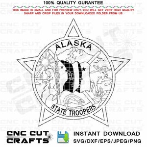 以下が含まれることがあります： アラスカ州兵の徽章の白黒の線画イラスト。徽章は星の中に円が描かれており、円の中には山脈、太陽、ヘラジカ、魚、星がついた旗が描かれています。円周には「Alaska State Troopers」という文字が書かれています。