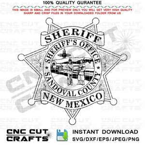 Puede incluir: Ilustración en blanco y negro de una placa de sheriff con forma de estrella. La placa tiene las palabras "Sheriff's Office Sandoval County New Mexico" alrededor del centro.
