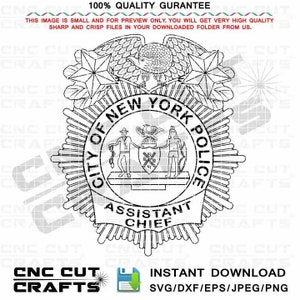 Peut inclure: Illustration en noir et blanc d'un badge de la police de la ville de New York avec les mots "City of New York Police" et "Assistant Chief" dans un cercle. Le badge présente une étoile, un aigle et deux personnages.