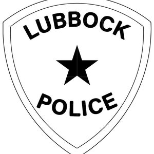 Puede incluir: Ilustración en blanco y negro de un escudo con las palabras "Lubbock Police" y una estrella de cinco puntas.