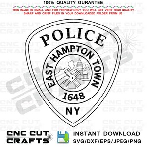 Puede incluir: Ilustración en blanco y negro de una placa de policía para el Departamento de Policía de East Hampton Town en Nueva York. La placa presenta un molino de viento y un faro con el año 1648 y las palabras "Police", "East Hampton Town" y "NY".