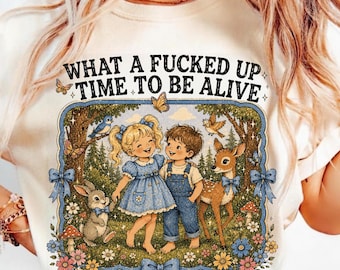 Qué jodida época para estar vivo PNG, Humor sarcástico para adultos, Salud mental divertida, Descarga digital, Camiseta caprichosa de bosque de cuento de hadas PNG