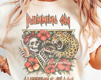 Running on Caffeine and Chaos PNG, Retro Rock Band Mom Life Sublimación, Diseño Vintage Leopard Skeleton Coffee, Camiseta Rocker Mama de los 80 PNG