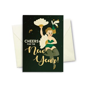 Pode incluir: Cartão de felicitações de Ano Novo com uma ilustração vintage de uma mulher em traje verde segurando um leque e uma garrafa de champanhe. O cartão diz "Cheers for the New Year!" em letras douradas sobre um fundo verde escuro.